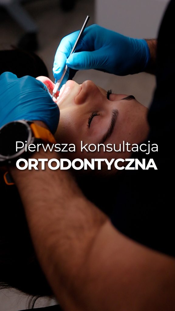 Plakat informacyjny o pierwszej wizycie u ortodonty w gabinecie Goździkowski z krokami przygotowania